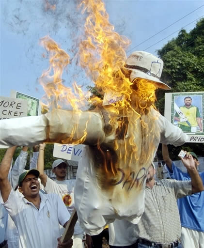 Pakistani protesters burn effigy of Darrell Hair