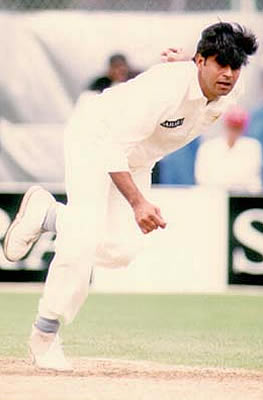 Aaqib Javed in action during Sahara Cup 1997