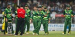 Pakistan players have a chat with umpire Bowden