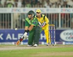 Misbah-ul-Haq plays the reverse sweep