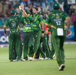 Pakistan gather after dismissing Michael Hussey