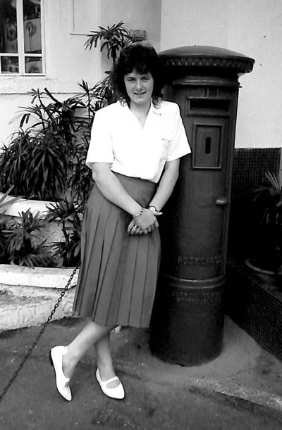 Clare Taylor outside Raffles Hotel, Singapore