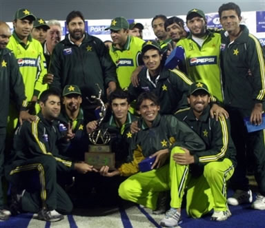 Pakistani cricketers with the series trophy