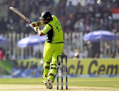 Mohammad Yousuf avoids a bouncer