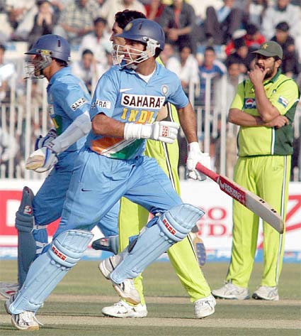 Yuvraj and Dravid running between the wickets