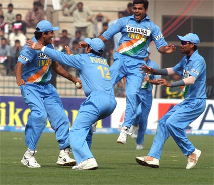 Indian players celebrates pakistan wicket